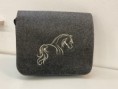 /products/kuriertasche-aus-filz-mit-pferdesilouette/